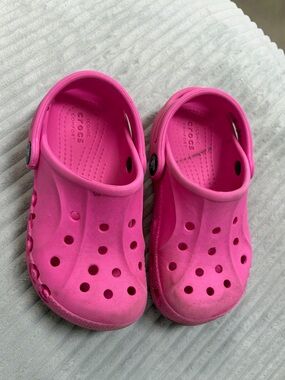 CROCS Kids Classic Clog in Hot Pink